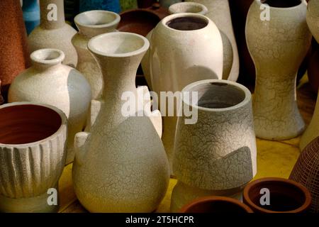 Raccolta di immagini con vaschetta di ceramica non smaltata fatta a mano in argilla rossa. Vaso Teracota. Nozioni di base sulla ceramica. Vendita a Pune, India, fiera dell'artigianato. Foto Stock