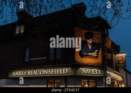 Di notte, vista esterna del pub Earl of Beaconsfield ed insegna su Mill Road, Cambridge, Inghilterra, Regno Unito. Foto Stock