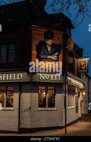 Di notte, vista esterna del pub Earl of Beaconsfield ed insegna su Mill Road, Cambridge, Inghilterra, Regno Unito. Foto Stock