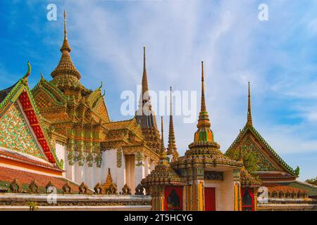 Phra mondo e Phra Maha Chedi Sri Rajakarn. Buddha sdraiato. Tempio di Wat Pho. Bangkok. Thailandia Foto Stock