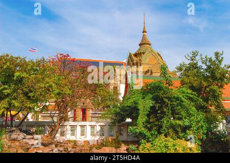 Phra Mondob e bandiera thailandese sventolante. Tempio del Buddha sdraiato. Wat Pho. Bangkok. Thailandia Foto Stock