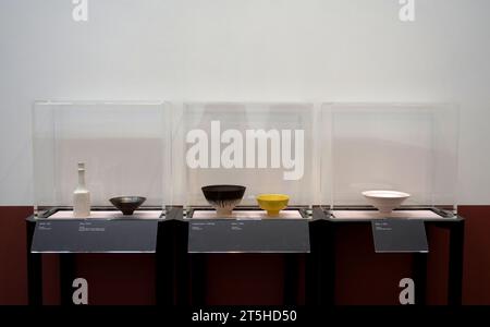 l'avventura di una mostra di bollitori in ceramica, una selezione di archi e una bottiglia Foto Stock