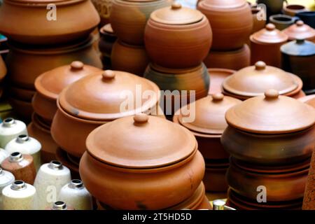 Raccolta di immagini con vaschetta di ceramica non smaltata fatta a mano in argilla rossa. Vaso Teracota. Nozioni di base sulla ceramica. Vendita a Pune, India, fiera dell'artigianato. Foto Stock