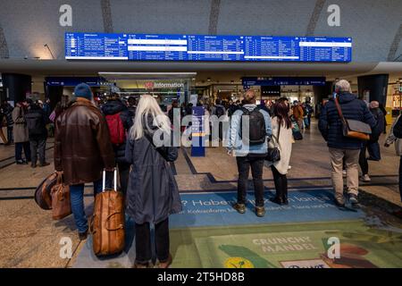 Colonia, Germania. 5 novembre 2023. I viaggiatori sono in coda al banco informazioni DB della stazione centrale di Colonia. La stazione centrale è chiusa al traffico regionale e a lunga distanza a causa di lavori di costruzione. La chiusura è prevista fino alle 5,00 di lunedì. Credito: Christoph Reichwein/dpa/Alamy Live News Foto Stock