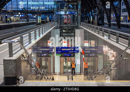 Colonia, Germania. 5 novembre 2023. Un dipendente si trova di fronte a un ascensore alla stazione centrale di Colonia. La stazione centrale è chiusa al traffico regionale e a lunga distanza a causa di lavori di costruzione. La chiusura è prevista fino alle 5,00 di lunedì. Credito: Christoph Reichwein/dpa/Alamy Live News Foto Stock