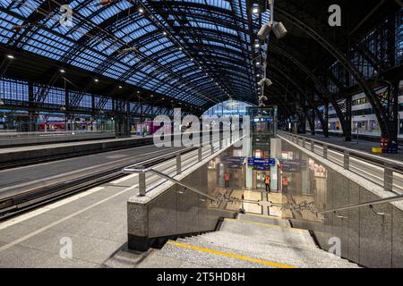 Colonia, Germania. 5 novembre 2023. Piattaforme vuote presso la stazione centrale di Colonia dopo la sospensione dei servizi ferroviari la domenica pomeriggio. La stazione centrale è chiusa al traffico regionale e a lunga distanza a causa di lavori di costruzione. La chiusura è prevista fino alle 5,00 di lunedì. Credito: Christoph Reichwein/dpa/Alamy Live News Foto Stock