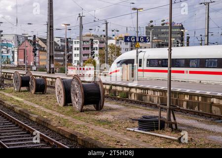 Colonia, Germania. 5 novembre 2023. All'esterno della stazione centrale di Colonia sono presenti grossi avvolgicavo con i nuovi cavi da installare durante la notte. La stazione centrale è chiusa al traffico regionale e a lunga distanza a causa di lavori di costruzione. La chiusura è prevista fino alle 5,00 di lunedì. Credito: Christoph Reichwein/dpa/Alamy Live News Foto Stock