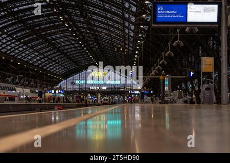 Colonia, Germania. 5 novembre 2023. Piattaforme vuote presso la stazione centrale di Colonia dopo la sospensione dei servizi ferroviari la domenica pomeriggio. La stazione centrale è chiusa al traffico regionale e a lunga distanza a causa di lavori di costruzione. La chiusura è prevista fino alle 5,00 di lunedì. Credito: Christoph Reichwein/dpa/Alamy Live News Foto Stock