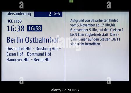 Colonia, Germania. 5 novembre 2023. I passeggeri sono informati della sospensione dei servizi ferroviari su un banco di prova presso la stazione centrale di Colonia. La stazione centrale è chiusa al traffico regionale e a lunga distanza a causa di lavori di costruzione. La chiusura è prevista fino alle 5,00 di lunedì. Credito: Christoph Reichwein/dpa/Alamy Live News Foto Stock