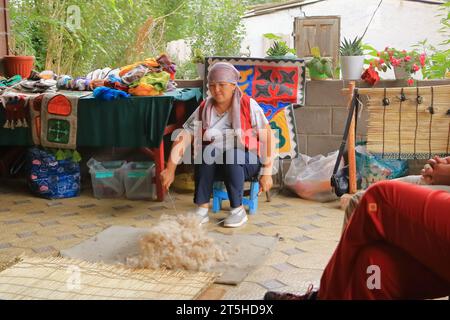 Agosto 25 2023 - Kotschkor, Kochkor in Kirghizistan: Fabbricazione tradizionale di tappeti in feltro Foto Stock