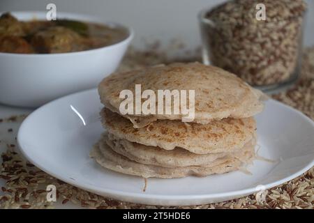 Deliziosi pancake di riso Rajamudi preparati con impasto di riso rajamudi fermentato e latte di cocco. Una prelibatezza dell'India del Sud, splendidamente organizzata su una p Foto Stock