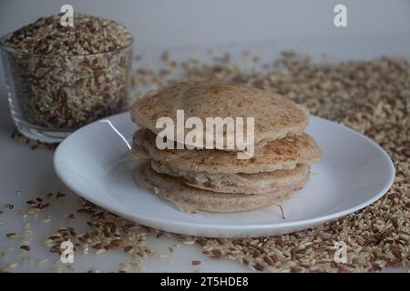 Deliziosi pancake di riso Rajamudi preparati con impasto di riso rajamudi fermentato e latte di cocco. Una prelibatezza dell'India del Sud, splendidamente organizzata su una p Foto Stock