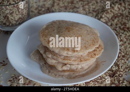 Deliziosi pancake di riso Rajamudi preparati con impasto di riso rajamudi fermentato e latte di cocco. Una prelibatezza dell'India del Sud, splendidamente organizzata su una p Foto Stock