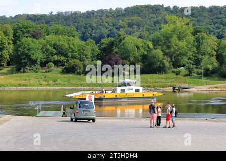 23 luglio 2023 - Pillnitz, Dresda in Germania: Il traghetto a Dresda collega Pillnitz con Kleinzschachwitz ed è gestito dalla Dresdner Verkehrs Foto Stock