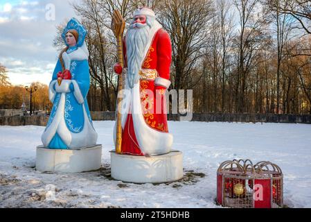 GATCHINA, RUSSIA - 25 DICEMBRE 2022: Scultura composizione Father Frost and Snow Maiden Foto Stock