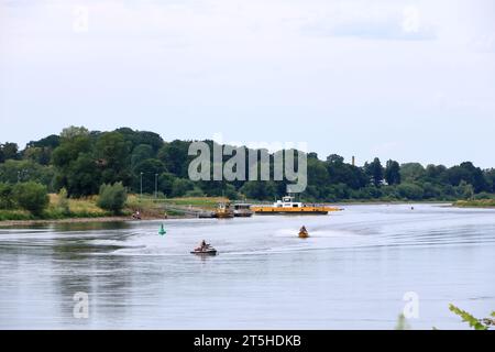 23 luglio 2023 - Pillnitz, Dresda in Germania: Il traghetto a Dresda collega Pillnitz con Kleinzschachwitz ed è gestito dalla Dresdner Verkehrs Foto Stock