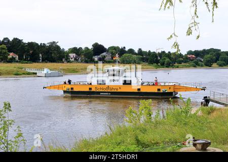 23 luglio 2023 - Pillnitz, Dresda in Germania: Il traghetto a Dresda collega Pillnitz con Kleinzschachwitz ed è gestito dalla Dresdner Verkehrs Foto Stock