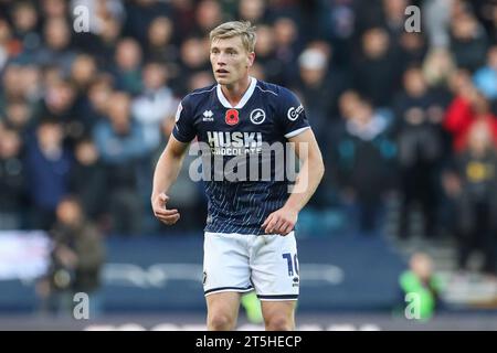 Londra, Regno Unito. 4 novembre 2023. L'attaccante del Millwall Zian Flemming (10) durante la partita del Millwall FC contro Southampton FC Skybet EFL Championship al Den, Londra, Inghilterra, Regno Unito il 4 novembre 2023 Credit: Every Second Media/Alamy Live News Foto Stock