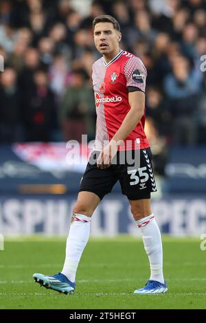 Londra, Regno Unito. 4 novembre 2023. Il difensore del Southampton Jan Bednarek (35) durante la partita tra Millwall FC e Southampton FC Skybet EFL Championship tenutasi a Den, Londra, Inghilterra, Regno Unito il 4 novembre 2023 Credit: Every Second Media/Alamy Live News Foto Stock