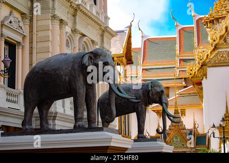 Due elefanti di rame sorvegliano l'ingresso al Grand Palace di Bangkok. Thailandia Foto Stock