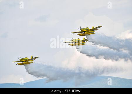 16 settembre 2023, Skopje, Macedonia, Stenkovec Sports Airport. Gli aerei antincendio AT-802F Fireboss versarono acqua al pubblico. Foto Stock