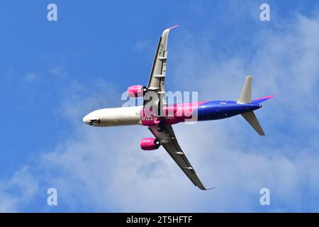 Skopje, Macedonia. Aereo passeggeri Airbus A320 con una capacità di circa 150 passeggeri ha fatto un volo basso sul pubblico. Foto Stock