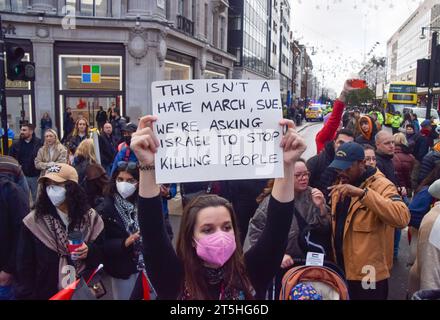 Londra, Regno Unito. 4 novembre 2023. I manifestanti pro-Palestina bloccano le strade di Oxford Circus. Un gruppo di manifestanti ha marciato nel centro di Londra e si è Unito a decine di migliaia di persone per una manifestazione a Trafalgar Square chiedendo un cessate il fuoco e in solidarietà con la Palestina mentre la guerra Israele-Hamas si intensifica. Foto Stock