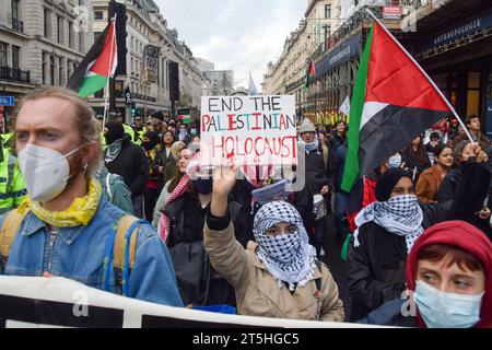 Londra, Regno Unito. 4 novembre 2023. I manifestanti pro-Palestina marciano in Regent Street. Un gruppo di manifestanti ha marciato nel centro di Londra e si è Unito a decine di migliaia di persone per una manifestazione a Trafalgar Square chiedendo un cessate il fuoco e in solidarietà con la Palestina mentre la guerra Israele-Hamas si intensifica. Foto Stock