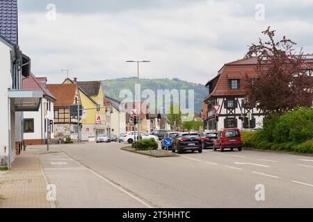 Friesenheim, Germania - 29 aprile 2023: Strada in una piccola città tedesca durante un fine settimana. Foto Stock