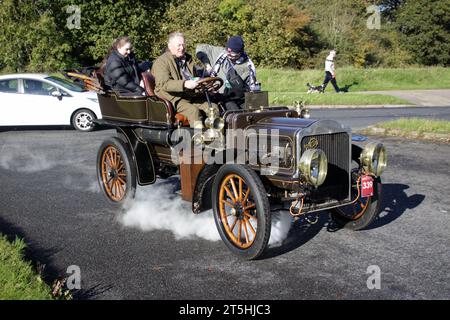1904 auto a vapore bianca che partecipa alla corsa di auto veterane da Londra a Brighton del 2023 Foto Stock