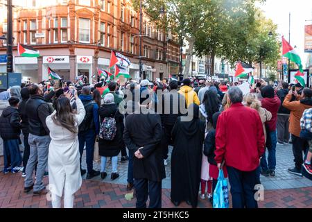 Reading, Regno Unito - 5 novembre 2023: Una protesta a sostegno della libertà palestinese si tiene a Broad Street, nel centro di Reading, Berkshire, Regno Unito Foto Stock