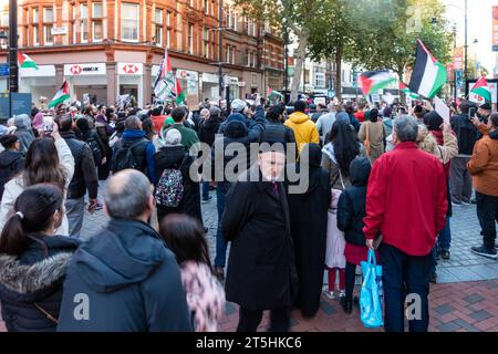 Reading, Regno Unito - 5 novembre 2023: Una protesta a sostegno della libertà palestinese si tiene a Broad Street, nel centro di Reading, Berkshire, Regno Unito Foto Stock