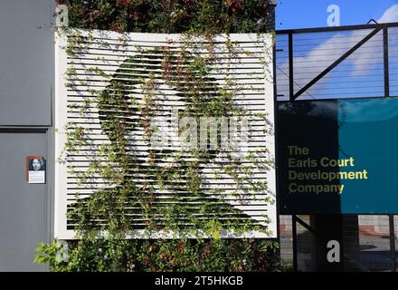 The Earls Court Development Company's Living Wall in collaborazione con la National Portrait Gallery in Old Brompton Road, SW London, Regno Unito Foto Stock