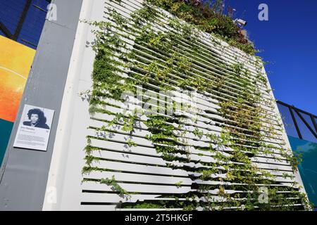 The Earls Court Development Company's Living Wall in collaborazione con la National Portrait Gallery in Old Brompton Road, SW London, Regno Unito Foto Stock