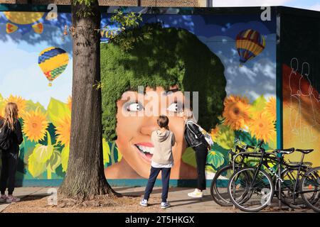 The Earls Court Development Company's Fun and Colorful Living Wall in Old Brompton Road, SW London, Regno Unito Foto Stock