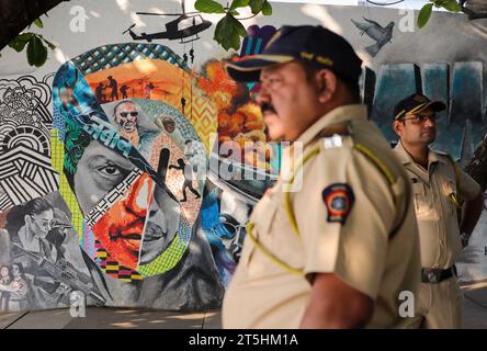 I poliziotti stanno di guardia davanti a un graffito della superstar di Bollywood Shahrukh Khan fuori dalla sua residenza a Mumbai, in India. 2 novembre 2023. (Foto di Niharika Kulkarni/NurPhoto)0 crediti: NurPhoto SRL/Alamy Live News Foto Stock