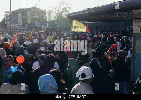 Londra, Regno Unito. 5 novembre 2023 Nagar Kirtan viene celebrato a Southall mentre migliaia di persone si riuniscono per la processione tra i due principali templi di Gurdwaras (Sikh). L'evento celebra l'arrivo di Dhan Dhan Sri Guru Nanak Dev Ji Maharaj, Jagat Guru. © Simon King/ Alamy Live News Foto Stock