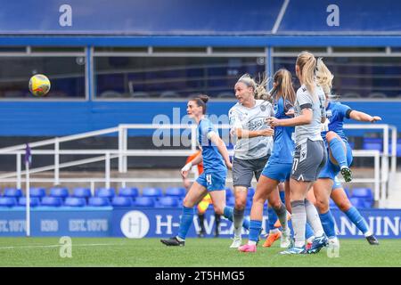 Birmingham, Regno Unito. 5 novembre 2023. Reading press l'attacco preso durante la partita del campionato fa Womens tra Birmingham City Women e Reading Women a St Andrews, Birmingham, Inghilterra, il 5 novembre 2023. Foto di Stuart Leggett. Solo per uso editoriale, licenza necessaria per uso commerciale. Nessun utilizzo in scommesse, giochi o pubblicazioni di un singolo club/campionato/giocatore. Credito: UK Sports Pics Ltd/Alamy Live News Foto Stock