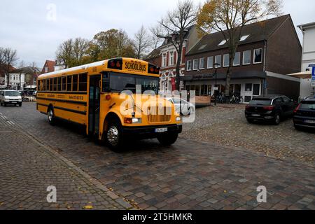 Burger/Fehmarn/Germany/04 November 2023/.scuolabus giallo in hamburger di città tedesca proprio come lo stesso colore dello scuolabus di lingua inglese .(Photo.Francis Joseph Dean/Dean Pictures) Foto Stock