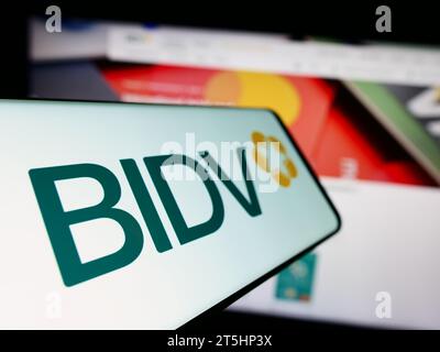 Telefono cellulare con logo della Commercial Bank for Investment and Development of Vietnam davanti al sito web. Mettere a fuoco il display centrale sinistro del telefono. Foto Stock