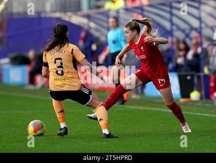 Marie Hobinger (a destra) del Liverpool e Sam Tierney di Leicester City combattono per il pallone durante il Barclays Women's Super League match a Prenton Park, Birkenhead. Data foto: Domenica 5 novembre 2023. Foto Stock