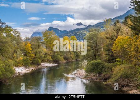 Il fiume Enns ad Admont, Stiria, Austria. La porta d'ingresso, all'inizio del Parco Nazionale di Gesäuse. In autunno. Foto Stock