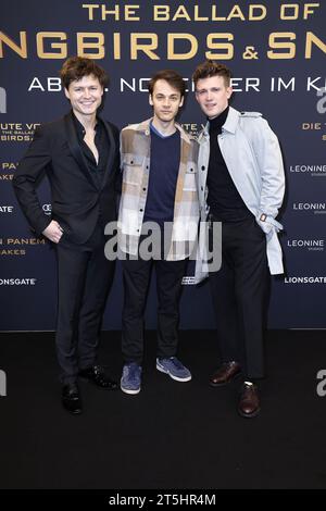 Tom Boettcher, Fabian Hanis und Lennart Betzgen bei der Premiere von'Die Tribute von Panem - The Ballad of Songbirds & Snakes" AM 5.11.2023 a Berlino Foto Stock