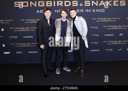 Tom Boettcher, Fabian Hanis und Lennart Betzgen bei der Premiere von'Die Tribute von Panem - The Ballad of Songbirds & Snakes" AM 5.11.2023 a Berlino Foto Stock