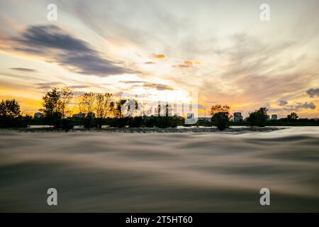 Lunga esposizione del fiume Sava infuriato durante la grande alluvione che ha coperto entrambi i terrapieni nella parte orientale della città di Zagabria, in Croazia, durante il meraviglioso autunno Foto Stock