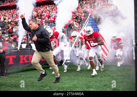 Piscataway, New Jersey, USA. 4 novembre 2023. Il capo allenatore della Rutgers University GREG SCHIANO guida la sua squadra sul campo all'inizio della prima metà della gara tra la Rutgers University e la Ohios State University. (Immagine di credito: © Scott Rausenberger/ZUMA Press Wire) SOLO USO EDITORIALE! Non per USO commerciale! Foto Stock