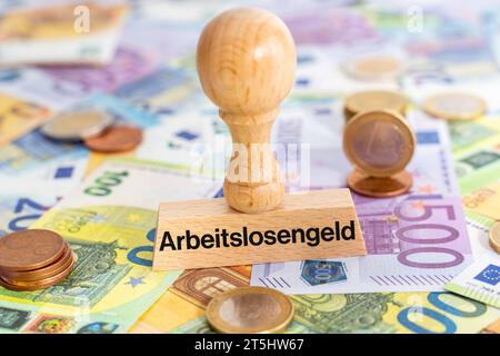 4 novembre 2023: Stempel auf Euro Geldscheinen mit der Aufschrift Arbeitslosengeld FOTOMONTAGE *** timbro sulle banconote in euro con la scritta Arbeitslosengeld FOTOMONTAGE Credit: Imago/Alamy Live News Foto Stock