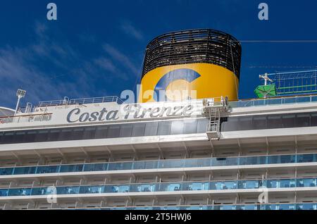 Cadice, Spagna; 5 novembre 2023: Imbuto della nave da crociera Costa Firenze della compagnia di navigazione Costa Cruises Foto Stock