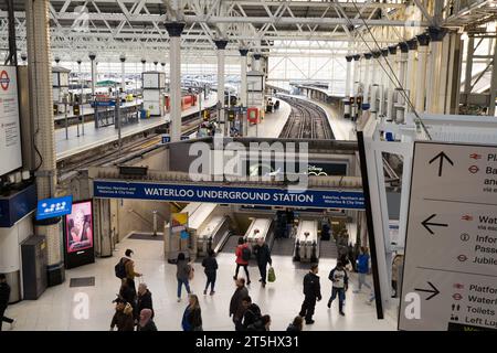 Londra Regno Unito, 5 novembre 2023. La South Western Railway funziona a pieno regime da e per la stazione ferroviaria di Waterloo oggi a seguito di gravi disagi la scorsa settimana, quando la tempesta ciaran ha devastato il Regno Unito. Credito: Glosszoom/Alamy Live News Foto Stock