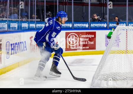 Rochester, New York, USA. 1 novembre 2023. Il difensore di Syracuse Crunch Philippe Myers (5) pattina nel secondo periodo contro i Rochester Americans. I Rochester Americans ospitarono i Syracuse Crunch in una partita della American Hockey League alla Blue Cross Arena di Rochester, New York. (Jonathan Tenca/CSM). Credito: csm/Alamy Live News Foto Stock